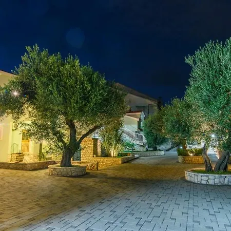 In Okrug Gornji With Sea View, Terrace, Air Conditioning, Wifi 3436-2 * טרוגיר